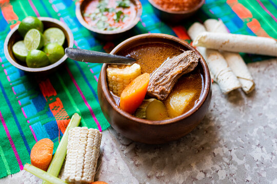 Platillo de comida mexicana, caldo de res.