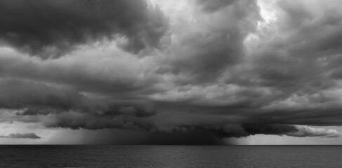 chmura burzowa burza nad morzem panorama black and white