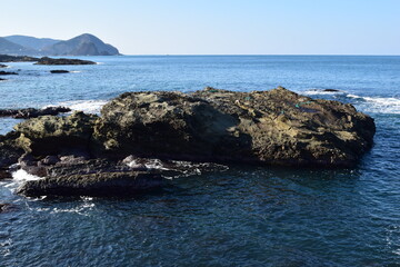 奇岩怪石の磯が続く 庄内海岸の岩場風景