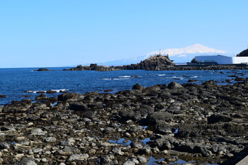 Fototapeta na wymiar 奇岩怪石の磯が続く 庄内海岸の岩場風景