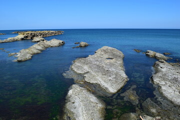 奇岩怪石の磯が続く 庄内海岸の岩場風景