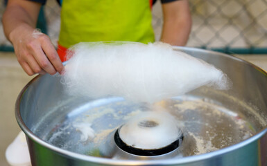 Preparando algodão doce na panela. Comida tipica do nordeste brasileiro. 