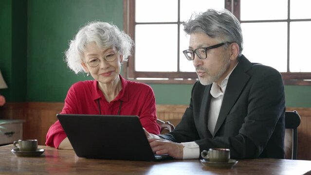 パソコンを使う中高年の夫婦