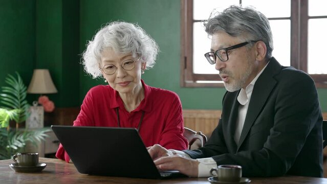 パソコンを使う中高年の夫婦
