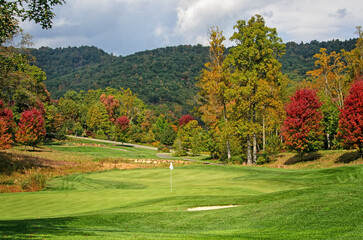Fototapeta premium Beautiful Fall Morning Green to Mountain View