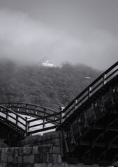 Obraz premium 朝霧に霞む岩国城_B&W / 山口県岩国市岩国