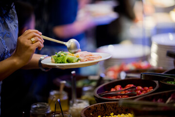 scooping the food, catering, dinner time
