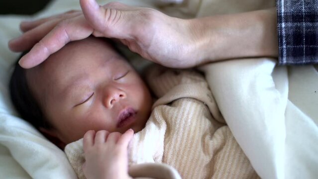 ベッドで眠る赤ちゃん