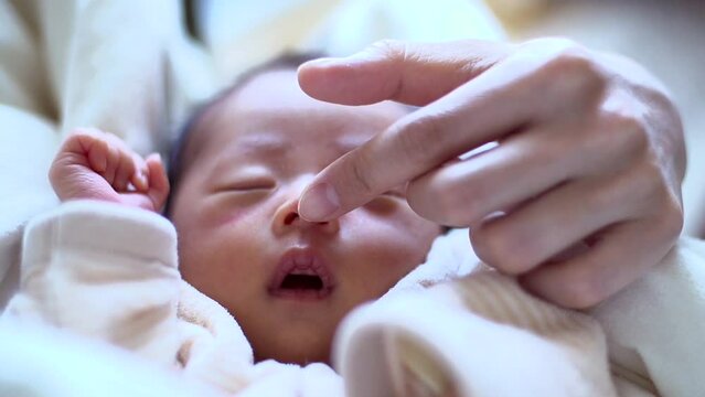 ベッドで眠る赤ちゃん