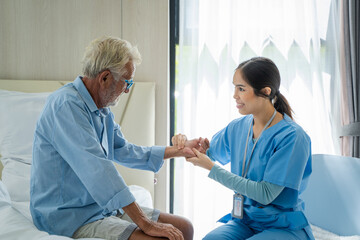 Obraz premium doctor talking to patient