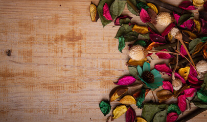 fondo de madera con hojas de colores