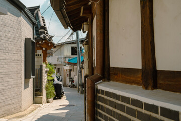 Fototapeta na wymiar Bukchon Hanok Village alley in Seoul, Korea