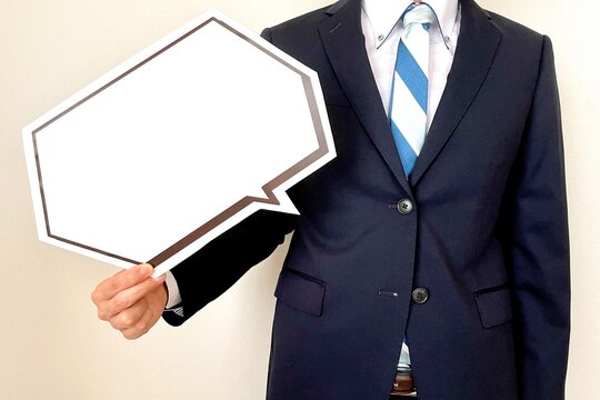 吹き出しを持つサラリーマン男性