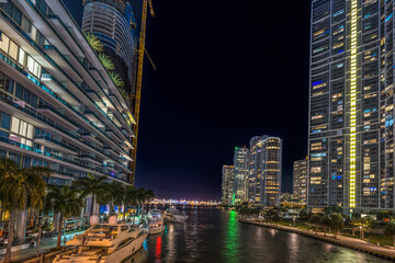 Obraz premium Miami River Night Water Reflections Apartment Buildings Downtown Miami Florida