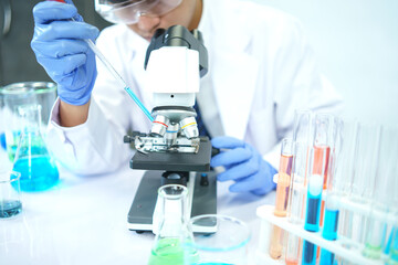 Fototapeta premium Asian scientists are seriously studying the chemical composition in the laboratory. Specializing in Young Biotechnology Use advanced microscope equipment.