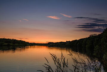 Obraz premium sunset over the lake