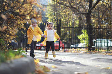 Obraz premium Children walk in the autumn park
