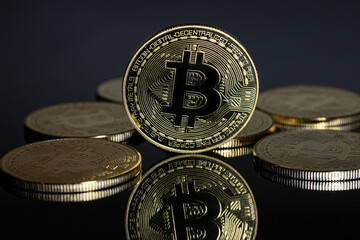 Monedas Bitcoin sobre fondo negro