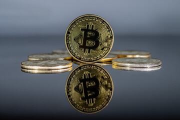 Monedas Bitcoin sobre fondo negro