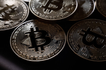 Monedas Bitcoin sobre fondo negro