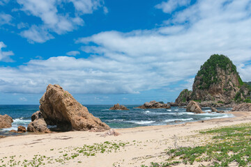 【新潟県村上市：笹川流れ・蓬莱山】笹川流れ蓬莱山は天下の奇勝。キャンプ、海水浴客、釣り人で賑わう。