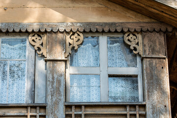 Obraz premium Old style window decorations, wooden carvings on retro house.