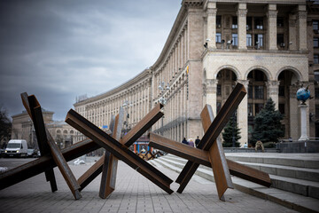 KYIV, UKRAINE - APR 20, 2022: Anti-tank hedgehogs or Czech hedgehogs on the side of the road are ready to block Independence Square in the event of an attack by enemy Russian troops. © Sodel Vladyslav