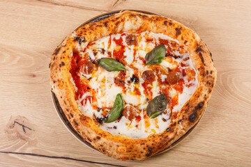 Pizza Napoletana Gourmet con polpette di carne, basilico fresco, parmigiana di melanzane e crema di formaggio