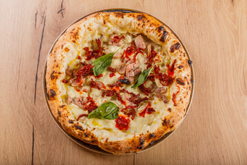 Pizza Napoletana Gourmet con vellutata di patate, provola affumicata, salsiccia, ciuffi di 'N'duja. julienne di pomodori secchi e basilico fresco