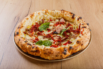 Pizza Napoletana Gourmet con vellutata di patate, provola affumicata, salsiccia, ciuffi di 'N'duja. julienne di pomodori secchi e basilico fresco
