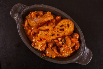 Fagioli piccanti alla messicana con crostini di pane croccante servito come antipasto in una pizzeria napoletana