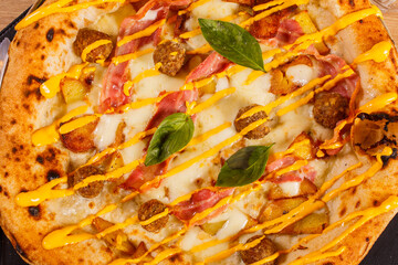 Pizza Napoletana Gourmet con bacon croccante, patate al forno, fior di latte, cheddar fuso, basilico e olio