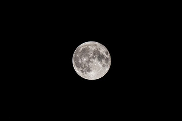 Luna piena fotografata di notte © Vincenzo VAD