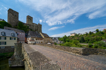 Fototapeta premium Stadt Runkel an der Lahn in Hessen Fluß Burg Blauer Himmel Mittelalter