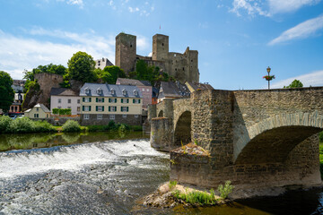 Obraz premium Stadt Runkel an der Lahn in Hessen Fluß Burg Blauer Himmel Mittelalter