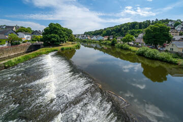 Fototapeta premium Stadt Runkel an der Lahn in Hessen Fluß Burg Blauer Himmel Mittelalter