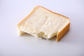 ちぎった食パン