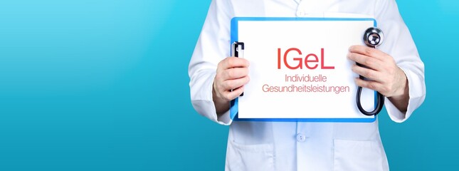 IGeL (Individuelle Gesundheitsleistungen). Arzt hält blaues Schild mit Papier. Wort steht auf...