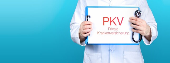 PKV (Private Krankenversicherung). Arzt hält blaues Schild mit Papier. Wort steht auf Dokument....