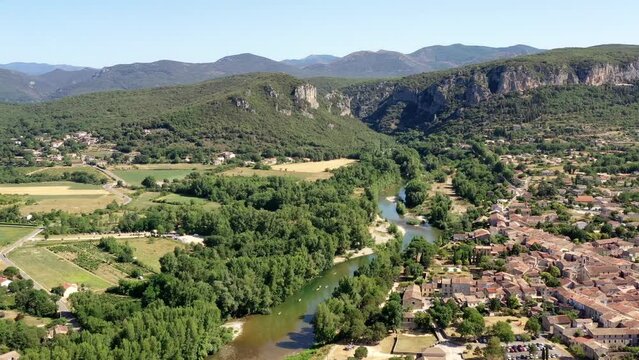 survol de la rivi&egrave;re H&eacute;rault dans le sud de la France face aux c&eacute;vennes