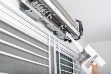 Cleaning air conditioner indoor unit