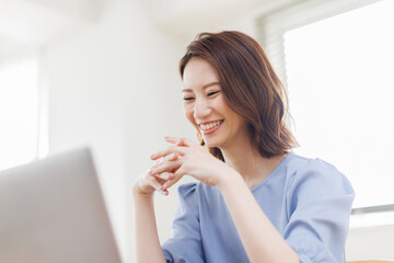 在宅勤務をする女性