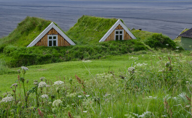 zwei einsame grün bewachsene Torfhäuser auf island entdeckt bei einer Wanderung, auf einem...