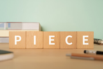 ピースのイメージ｜「PIECE」と書かれたブロックが置かれたデスク
