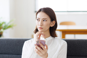 スマホを見る女性