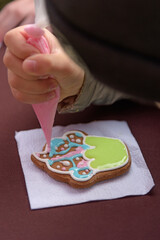 Master class for children on decorating gingerbread