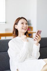 スマホを見る女性