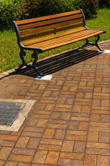 公園に置かれた茶色のベンチ