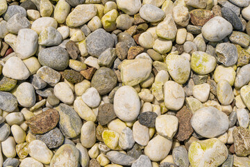 海岸沿いの小石の背景素材