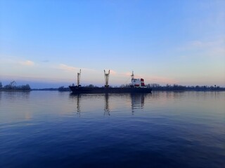 Obraz premium cargo ship in port